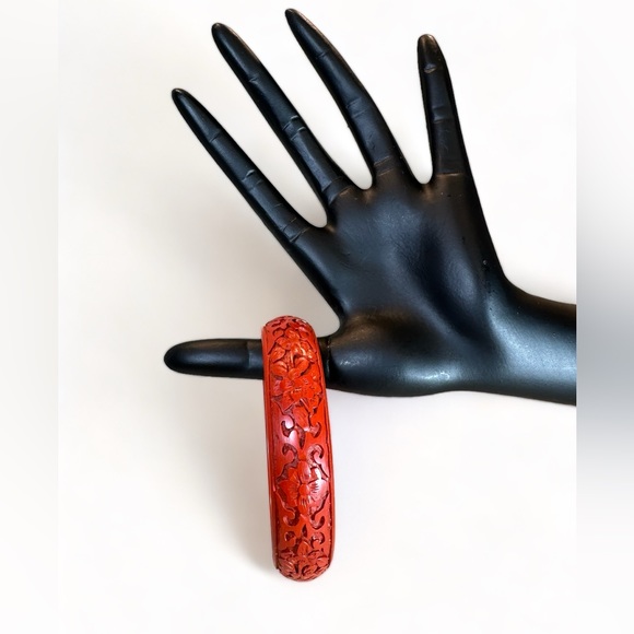 Red CINNABAR Bangle Bracelet, Hand carved Lacquer, Vintage 70's - Picture 6 of 9